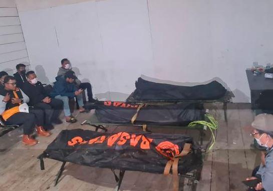 Tiga jenazah kru Pesawat Rimbun Air yang jatuh di Intan Jaya, Papua dievakuasi Satgas Pamtas Mobile Yonif PR 501/BY Kostrad . (Foto: Penkostrad)