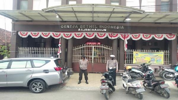 GBI ARJAWINANGUN Polisi berjaga di depan GBI Arjawinangun. (Foto: Istimewa)