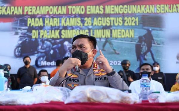 Kapolda Sumatera Utara Irjen Pol RZ Panca Putra Kapolda Sumatera Utara Irjen Pol RZ Panca Putra Simanjuntak saat gelar perkara perampokan toko emas (Foto: Dok Polda Sumut)