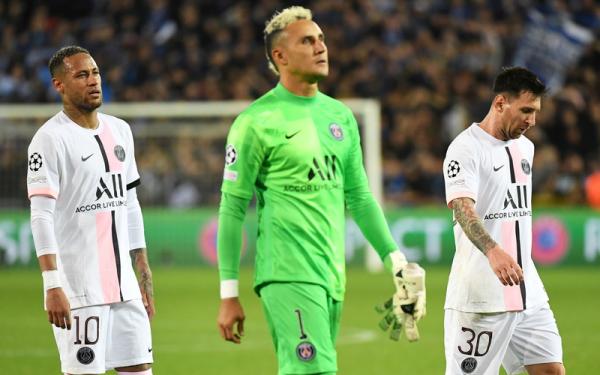 Neymar Keylor Navas Lionel Messi Tiga pilar Paris Saint-Germain, Neymar, Keylor Navas dan Lionel Messi tampak lesu setelah hanya bermain imbang melawan Club Brugge dalam laga Liga Champions 2021/2022 di Stadion Jan Breydel, Kamis (16/9/2021). (Foto: REUTERS/Piroschka van de Wouw)