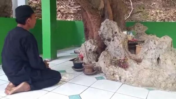 Juru kunci petilasan Sindangkasih, Saki, sedang berdoa. (Foto: iNews/M ZENI JOHADI)