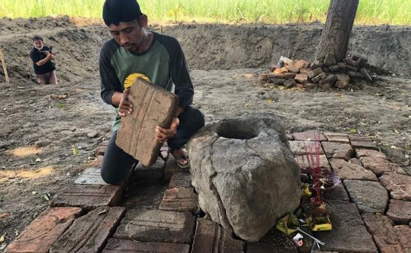 Batu bata mirip peninggalan Majapahit ditemukan di sekitar sumber air. (Foto: Sindonews/Ashadi).