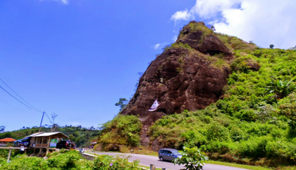 Batu Tumpang menjadi salah satu tempat berwafoto di Jalan Cikajang, Garut. (Foto: Curug Cisarua Cilawu (Foto: visitgarut.garutkab.go.id)