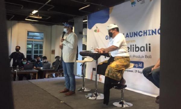 Kang emil beli bali 2 Gubernur Jawa Barat Ridwan Kamil dan Wakil Gubernur Bali Tjokorda Oka Artha Ardana di Sanur, Bali. (Foto: Istimewa)