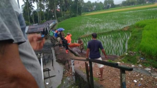 Proses evakuasi korban tersambar petir-1 Proses evakuasi korban tersambar petir di Tanah Datar, Sumbar (Instagram/@tanahdatar_firefighter)