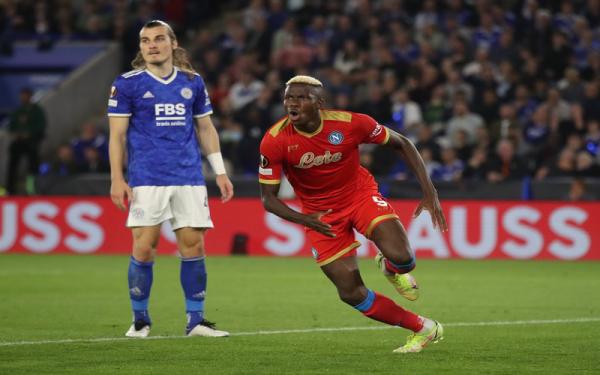 Victor Osimhen Napoli Leicester City Bek Leicester City, Caglar Soyuncu hanya bisa bergeming ketika striker Napoli Victor Osimhen mencetak gol ke gawang timnya dalam laga Liga Europa 2021/2022 di Stadion King Power, Jumat (17/9/2021). (Foto: REUTERS/Carl Recine)