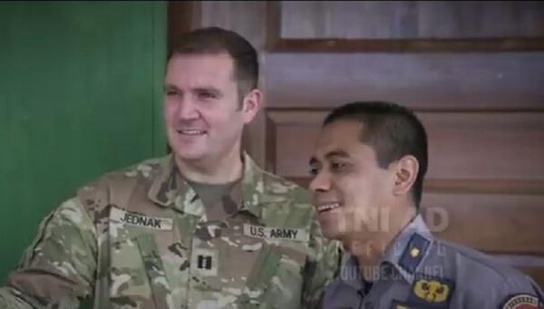 Mayor Arm Hanafi dan temannya US Army kapten TJ Jednak (Foto: Youtube TNI AD)
