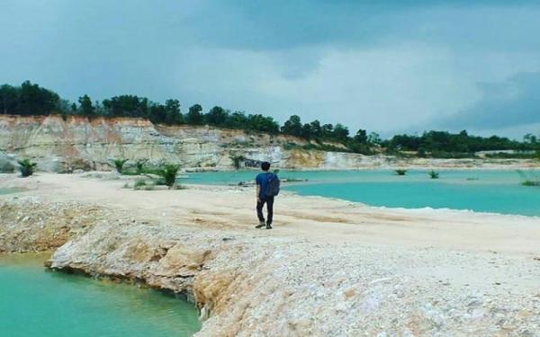Danau Air Batu Danau Air Batu yang merupaka bekas galian yang kini menjadi tempat wisata. (Foto: Instagram/@pesonasriwijaya)
