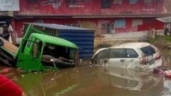 Kecelakaan beruntung di Agam, Sumbar melibatkan sembilan kendaraan. Truk tronton masuk ke kolam (Istimewa)