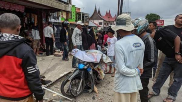 Kecelakaan beruntung di Agam-1 Kecelakaan beruntung di Agam, Sumbar melibatkan sembilan kendaraan (Istimewa)
