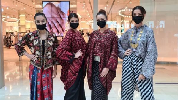 model batik Para model memeragakan batik Indonesia di Yas Mall Abu Dhabi. (Foto: KBRI Abu Dhabi)