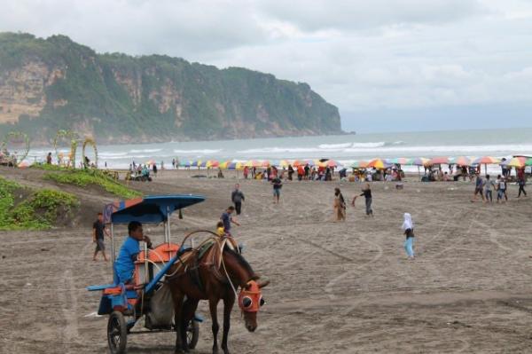 Suasana Pantai Parangtritis di Kretek Bantul. ( Foto : bantulkab.go.id)