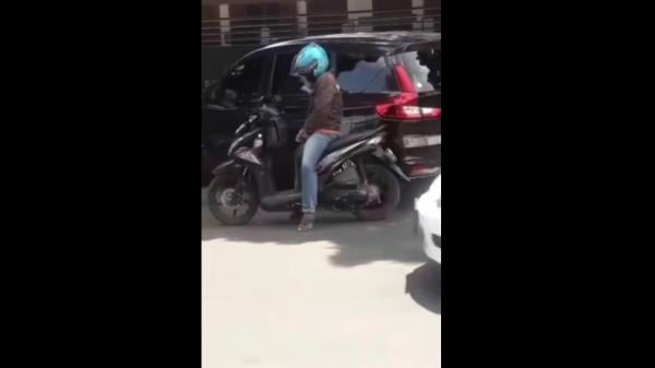 Pria di Bandung Masturbasi atau onani Seorang pria di Bandung Jawa Barat terekam kamera sedang masturbasi atau onani di pinggir jalan tepatnya di depan SD Merdeka (Ervan David/MNC Portal Indonesi)