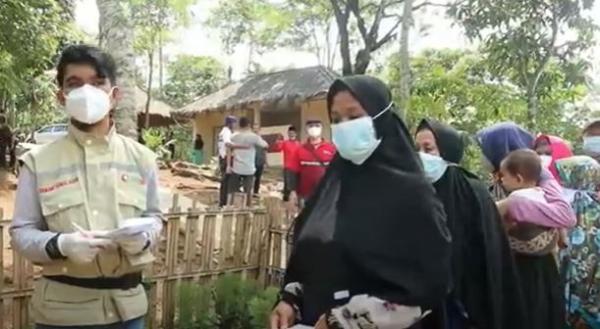 Warga Kampung Mualaf, Baduy Luar, Kabupaten Lebak antre mengikuti pengobatan gratis yang digelar MNC Peduli-Yasmui dan Iman Care. (Foto: MNC Portal/Iskandar Nasution)