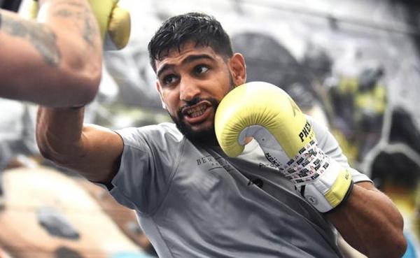 Petinju Inggris, Amir Khan murka lantaran dipaksa turun dari pesawat di New York, Amerika Serikat. Dia menilai hal ini sangat tidak sopan dan menjijikan. (Foto: Manchester Evening News)