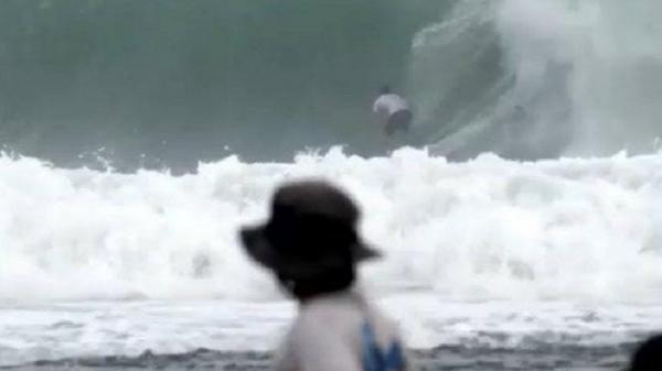 Pantai Sorake di Nias Selatan menjadi lokasi para pencinta olahraga surfing di seluruh dunia. (Foto: Instagram/tiketpesawatpromo)