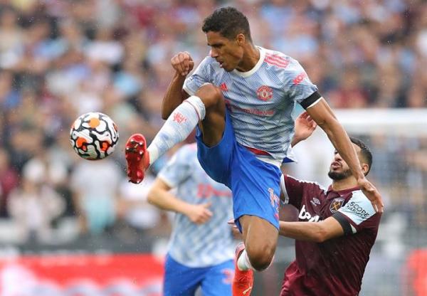 Raphael Varane Manchester United vs West Ham Bek Manchester United, Raphael Varane mencoba menggagalkan bola yang mengarah ke pemain West Ham United Said Benrahma dalam laga Liga Inggris 2021/2022 di Stadion London, Minggu (19/9/2021). (Foto: REUTERS/David Klein)