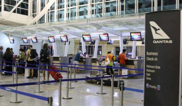 Warga negara Australia pulang ke negaranya melalui Bandara I Gusti Ngurah Rai, Bali,  Minggu (19/9/2021) dini hari. (Foto: MNC/Chusna)