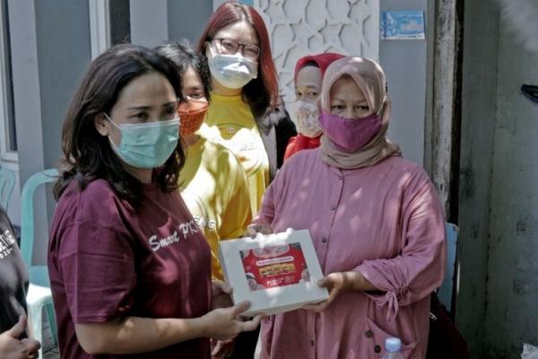 Ketua PKK Kota Semarang Krisseptiana didampingi oleh Manajemen PT Sasa Inti membagikan 1.000 porsi nasi goreng sambal matah kepada warga Kota Semarang, Jawa Tengah. (Foto: dok Sasa)
