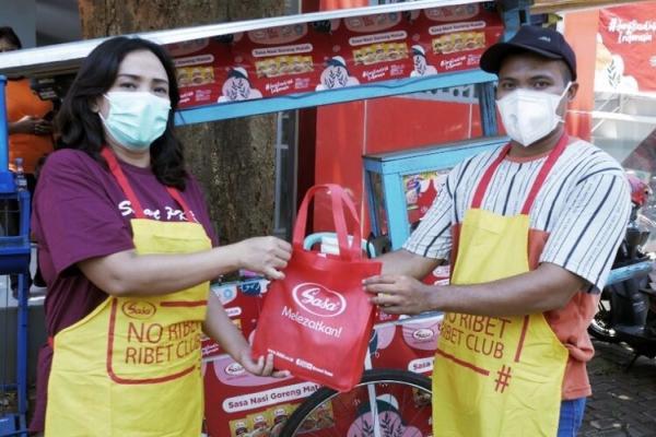 Ketua PKK Kota Semarang Krisseptiana memberikan paket Sasa Nasi Goreng Sambal Matah siap masak kepada para pelaku UMKM di Kota Semarang untuk mengurangi dampak pandemi Covid-19. (Foto: dok Sasa)