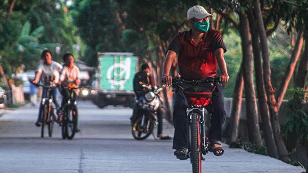 20 Ant Bersepeda 3 Wali kota seluruh Indonesia besepeda bareng menyusuri perkampungan dan objek wisata dalam rangkaian pertemuan APeksi di Yogyajarta, Kamis (14/10/2021)