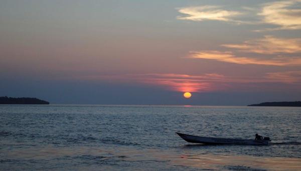 Pantai di Distrik Agats ini menjadi 10 tempat wisata di Asmat Papua yang bakal bikin terpukau (Foto: asmatkab.go.id) 