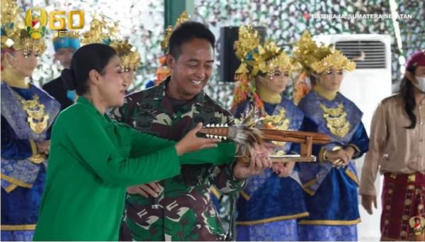 Commanding General US Army Pacific, Jenderal Charles A Flynn memberikan tombak prajurit Hawaii kepada KSAD Jenderal TNI Andika Perkasa. (Foto akun Youtube TNI AD).