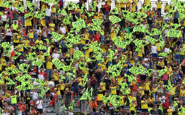 Fans Valentino Rossi di MotoGP San Marino 2021 Fans Valentino Rossi mengibarkan bendera bertuliskan nomor 46 dalam ajang balapan MotoGP San Marino di Stadion Misano, Minggu (19/9/2021). (Foto: REUTERS/Jennifer Lorenzini)