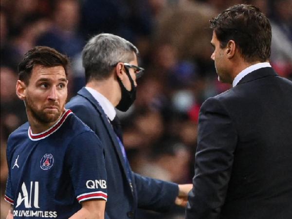 Video Lionel Messi saat diganti Achraf Hakimi di laga Paris Saint-Germain (PSG) vs Lyon mendadak viral. Messi menunjukkan raut muka tak senang ketika diganti.(foto: Twitter/FTBLmemes)