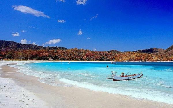 Tempat Menarik di Sumbawa NTB, Pantai Maluk (Foto: Instagram/rdhbeyondtravel)