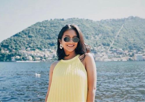 Siti Adira Kania Siti Adira Kania tampak cerah dalam busana kuning.