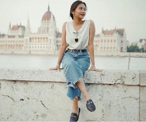 Siti Adira Kania tampak kasual dengan jins.