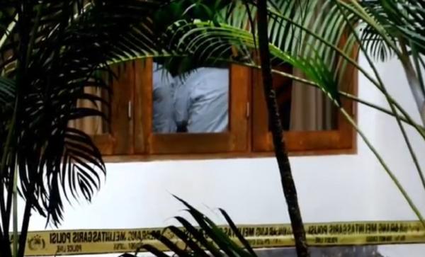 Bule Bunuh Diri Padangbai Warga negara Kanada tewas bunuh diri di sebuah vila di Padangbai, Karangasem, Bali. (Foto: iNews/Made Ariesta)