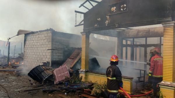Petugas damkar memdamkan api yang membakar lima rumah di Padang, Sumbar (Rus Akbar/MNC Portal)