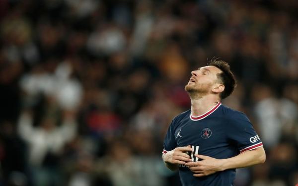 Striker Paris Saint-Germain, Lionel Messi tampak memperlihatkan raut kecewa usai mencoba mengancam gawang Olympique Lyon dalam laga Liga Prancis 2021/2022 di Stadion Parc des Princes, Senin (20/9/2021). (Foto: REUTERS/Benoit Tessier)