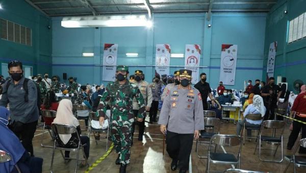 Panglima TNI Marsekal TNI Hadi Tjahjanto meninjau langsung serbuan vaksinasi dan Bhakti Sosial Nusantara Akabri &lsquo;98 Nawahasta (Foto: Istimewa)