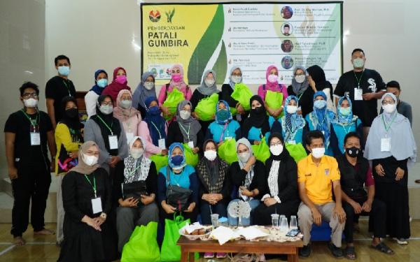 PATALI GUMBIRA UPI Akademisi dari Prodi Pendidikan Sosiliogi FKIPS UPI foto bersama peserta kegiatan Patali Gumbira. (Foto: Istimewa)