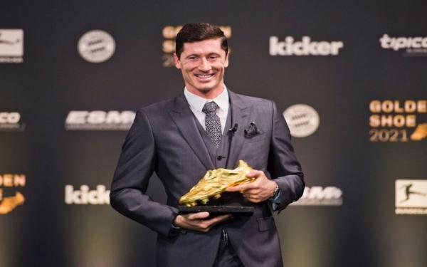 Robert Lewandowski meraih sepatu emas Striker Bayern Munchen dan Timnas Polandia, Robert Lewandowski meraih sepatu emas 2021. (Foto: Twitter/@lewy_official)