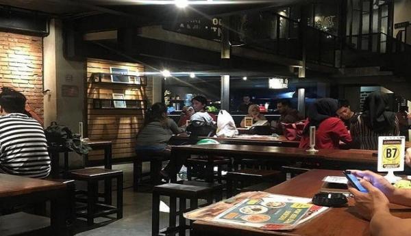  Upnormal menjadi salah satu tempat nongkrong di Jalan Braga, Kota Bandung. (Foto: Instagram/@hamdisy)