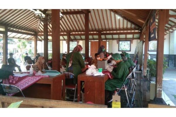 Vaksin Di Sidomulyo Bambanglipuro  Kegiatan vaksinasi di Kelurahan Sidomulyo, Bambanglipuro, Bantul. (Foto: bantulkab.go.id)