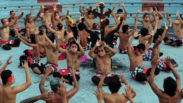 22 Ant Tari Kecak 4 Tari Kecak membentuk pola lantai. (ANTARA)