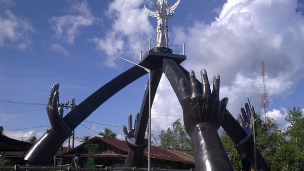 Tugu Tangan, salah satu dari 10 Tempat Wisata di Asmat Papua (Foto: asmatkab.go.id)