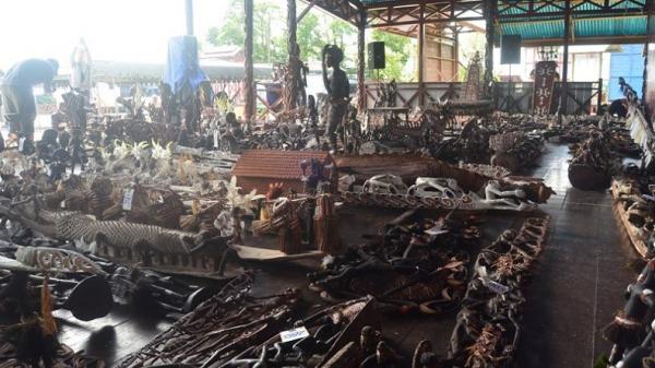 Berbagai ukiran Asmat di Distrik Agats, salah satu dari 10 Tempat Wisata di Asmat Papua yang bisa dilihat saat Festival Budaya. (Foto: asmatkab.go.id)