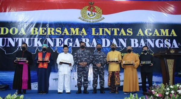 Selain digelar di KRI Semarang-594, doa bersama juga dilaksanakan secara serentak oleh kapal-kapal perang TNI AL yang melaksanakan operasi. (Foto: Puspen TNI AL)