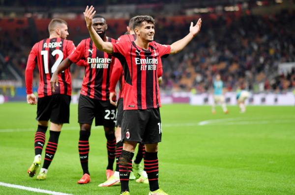 AC Milan menang 2-0 atas Venezia pada pekan kelima Liga Italia di San Siro, Kamis (23/9/2021) dini hari WIB. (Foto: REUTERS/Daniele Mascolo)