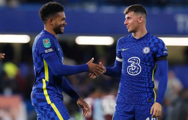 Chelsea Vs Aston Villa Reece James (kiri) merayakan gol penentu penentu penalti ke gawang Aston Villa bersama rekannya Mason Mount. (Foto: Reuters/Paul Childs)