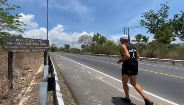 Kakek lari Robert Spour (60) berlari dari Jakarta ke Bali selama 18 hari. (Foto: iNews.id/Aris Wiyanto)