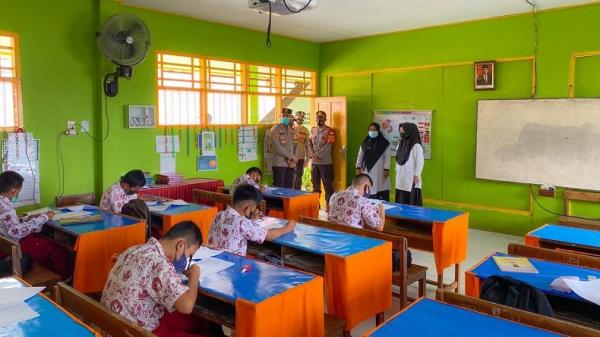 Kapolres Enrekang Sidak Prokes Kapolres Enrekang AKBP Andi Sinjaya berkeliling ke sekolah-sekolah untuk mengedukasi sekaligus sidak penerapan prokes PTM, Rabu (22/9/2021).