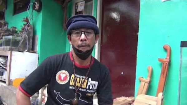 Taryana, perajin bambu yang menciptakan cashing HP dan tempat rokok berbentuk golok. (Foto: iNews/YUWONO WAHYU)