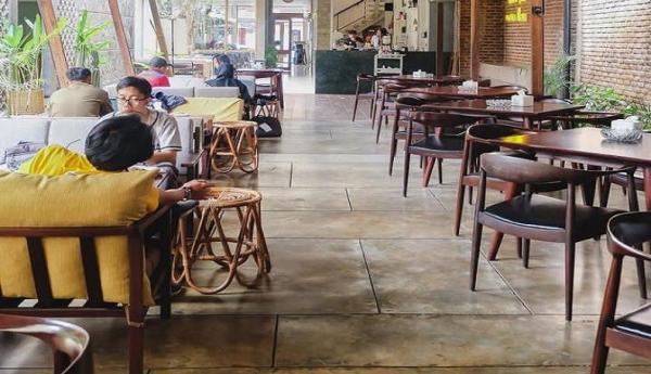 Haben Kopi Dengan mengusung konsep ruangan terbuka, Haben Kedai Kopi menjadi salah satu pilihan ngopi dengan susana santai. (Foto: Instagram/@haben.bandung)